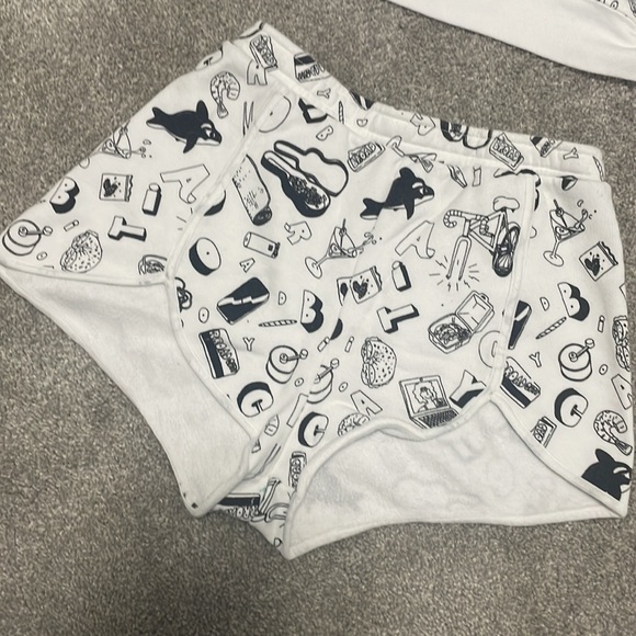 Wildfox matching sweater and shorts - Picture 2 of 5